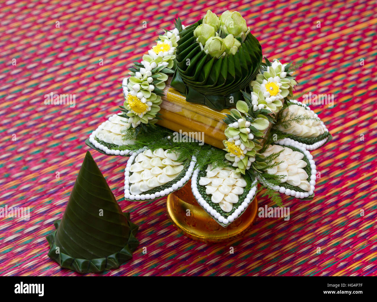 Tablett mit Sockel und Thai Blumen Thai Hochzeit Kultur und Zeremonie vorbereiten Stockfoto