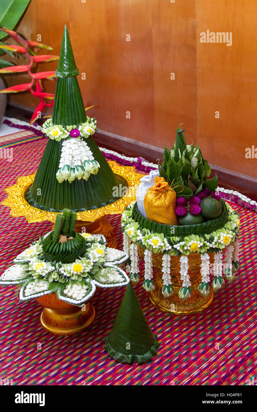 Tablett mit Sockel und Thai Blumen Thai Hochzeit Kultur und Zeremonie vorbereiten Stockfoto