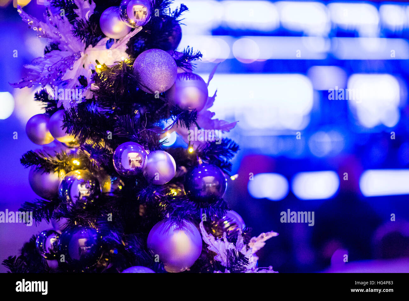 Ein Weihnachtsbaum mit Kugeln in der Nacht Stockfoto