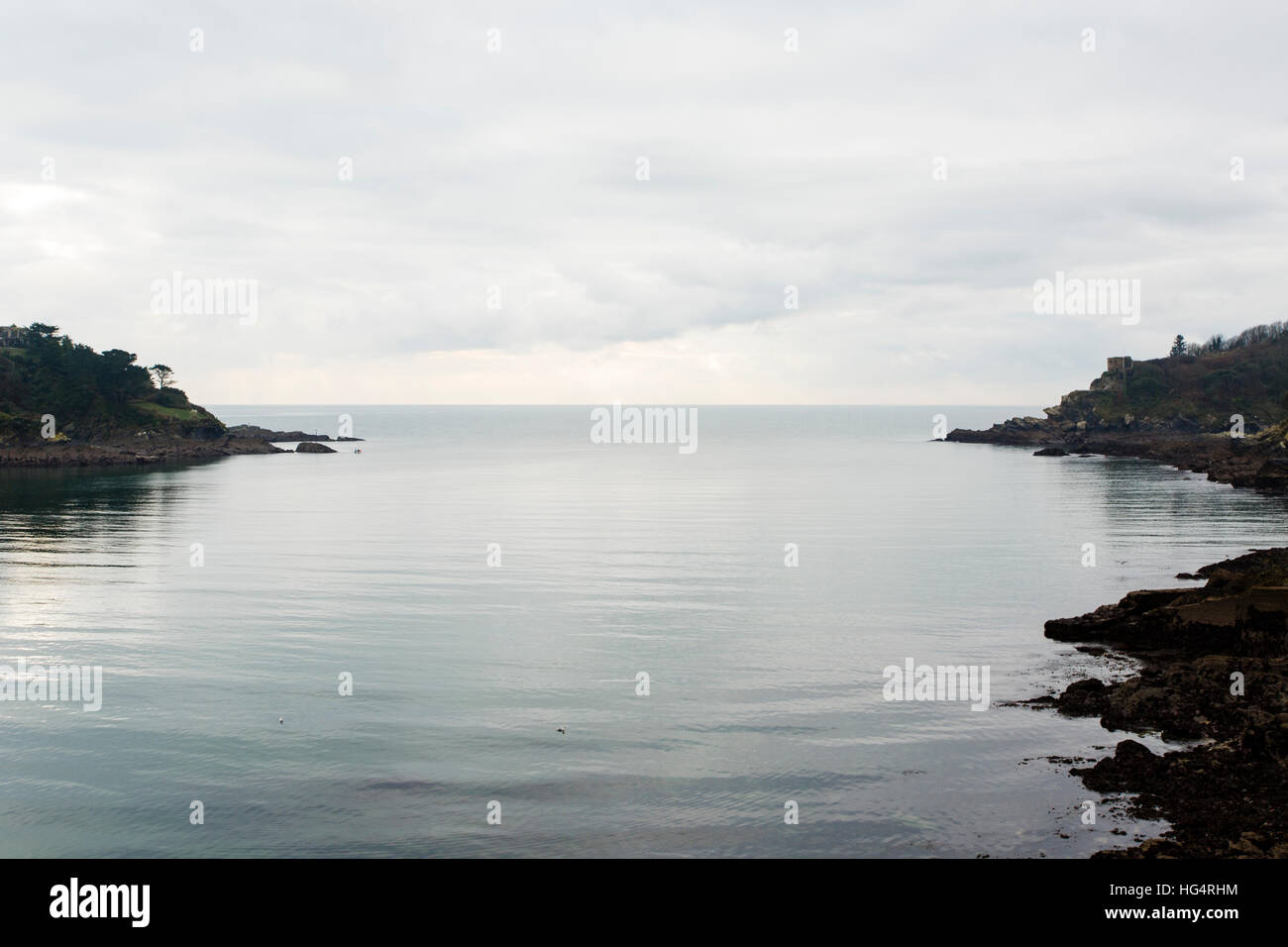 Meeresblick von der Mündung des Flusses Fowey fließt in den Ärmelkanal Stockfoto