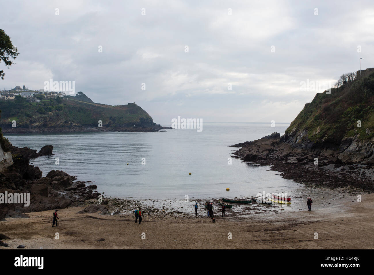Readymoney Cove in Fowey, Cornwall, England, schauen aus dem River Fowey Flussmündung überqueren und auf den Ärmelkanal. Stockfoto