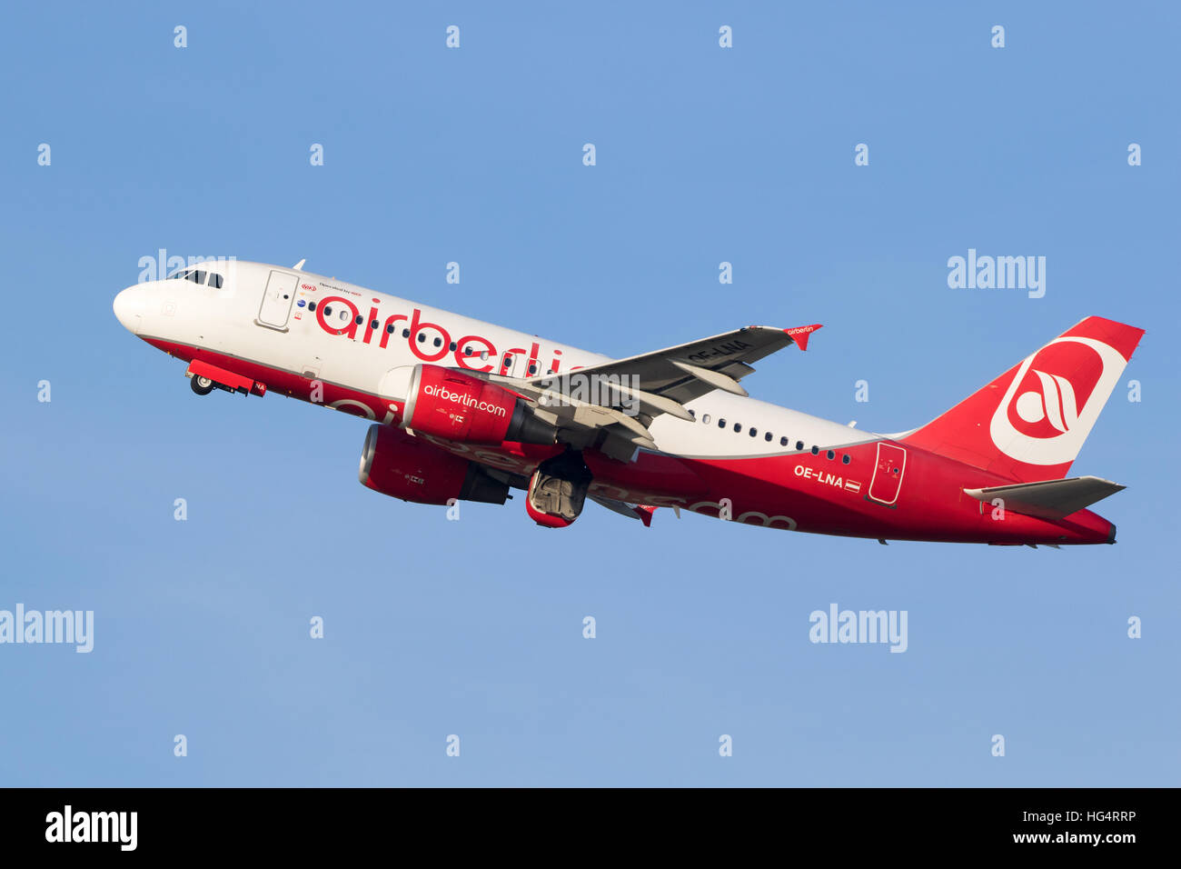 Airbus A319 von Air Berlin vom Flughafen Düsseldorf Stockfoto Airbus A319 von Air Berlin vom Flughafen Düsseldorf Stockfoto