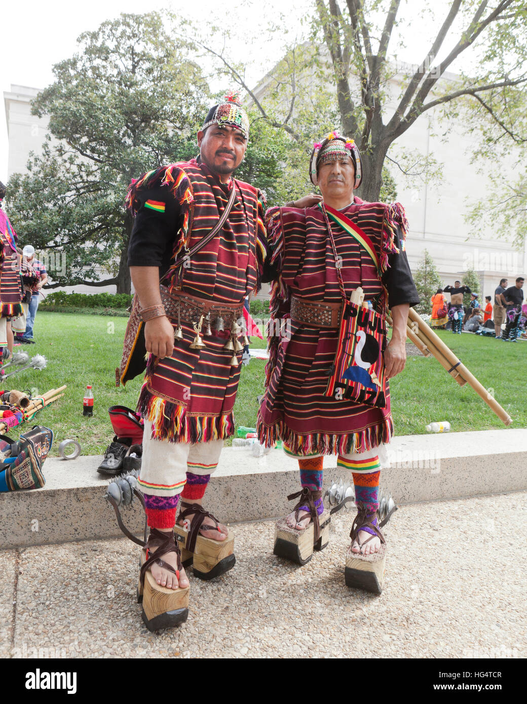 Pujllay Tänzer der Quechua Menschen in Bolivien, in traditioneller Kleidung, Vorbereitung für Latino Festival - Washington, DC USA Stockfoto