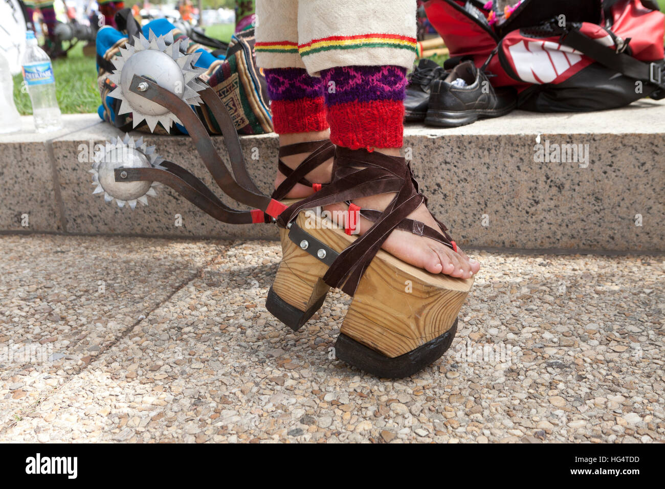 Hölzerne Plattform Sandalen und Sporen auf Pujllay Tänzerin der Quechua Menschen in Bolivien - Washington, DC USA Stockfoto