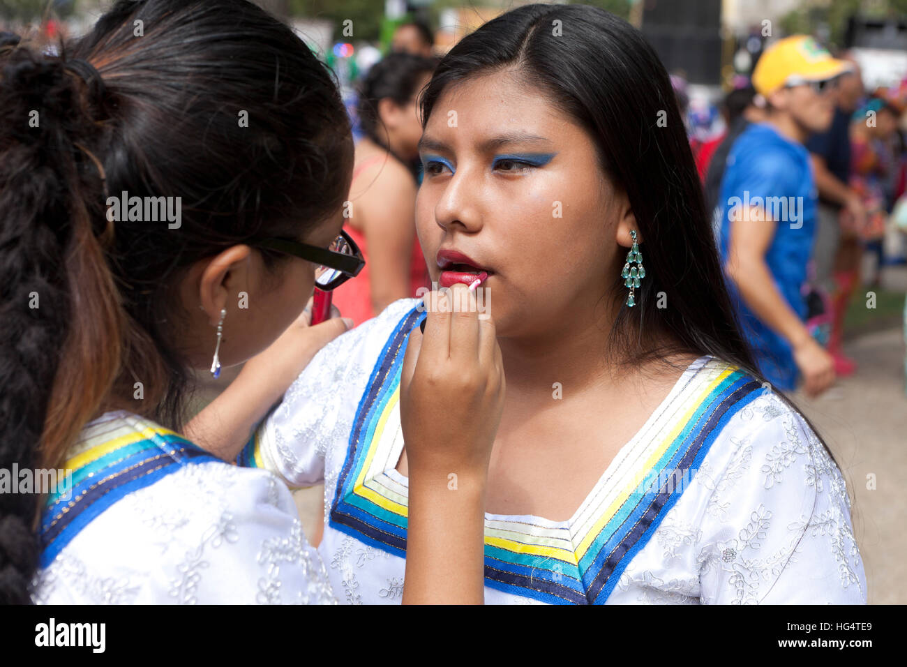 Junge Peruaner traditionellen Tanz Darsteller, die Vorbereitung für die nationalen Latino Festival 2016 - Washington, DC USA Stockfoto