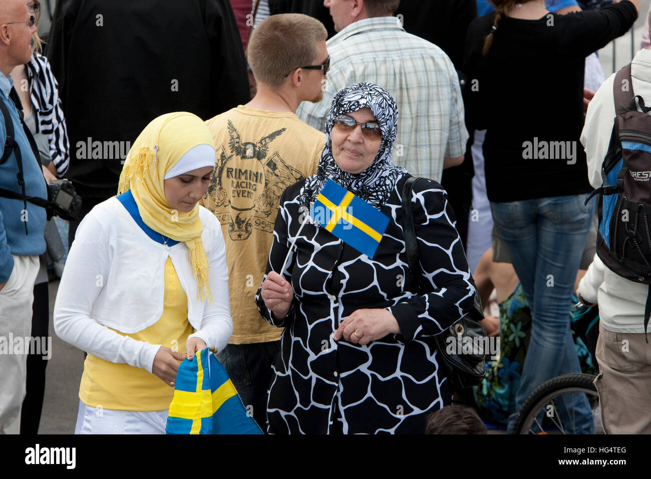 Migrantinnen mit schwedischen Flagge. Stockfoto