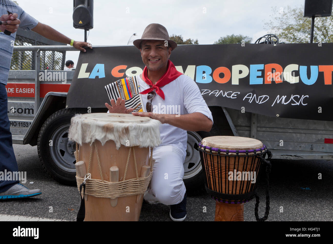Argentinischer Musiker spielen Hand gefertigt Bata Trommeln während Latin Festival - Washington, DC USA Stockfoto