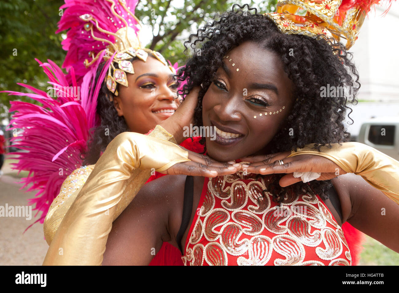 Brasilianische Samba-Tänzer in Tracht auf Latino Festival - Washington, DC USA Stockfoto Brasilianische Samba-Tänzer in Tracht auf Latino Festival - Washington, DC USA Stockfoto