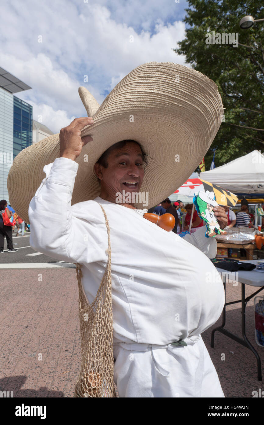 Hispanic Mann in großen Bauch (Fat Belly) Kostüm an einem Outdoor Event - USA Stockfoto
