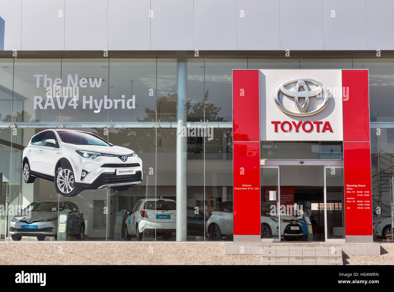 Toyota Auto Zentrum Fassade Witz neue RAV4 Hybrid Bild auf dem Display. Toyota RAV4 war das erste Unternehmen kompakt-Crossover-SUV. Stockfoto