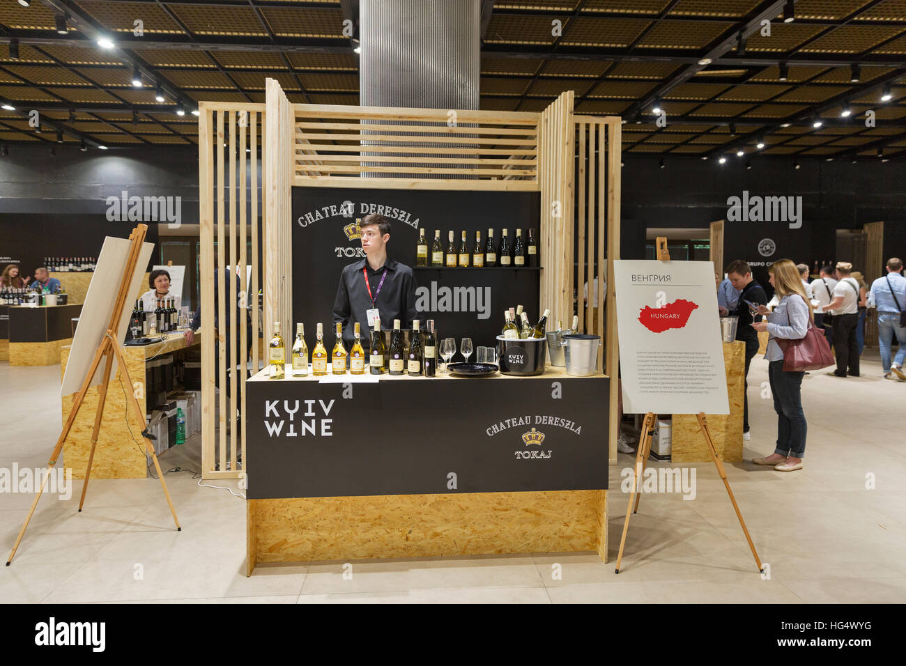 Presenter arbeitet auf Schloss Dereszla Tokajer Wein aus Ungarn stand ...