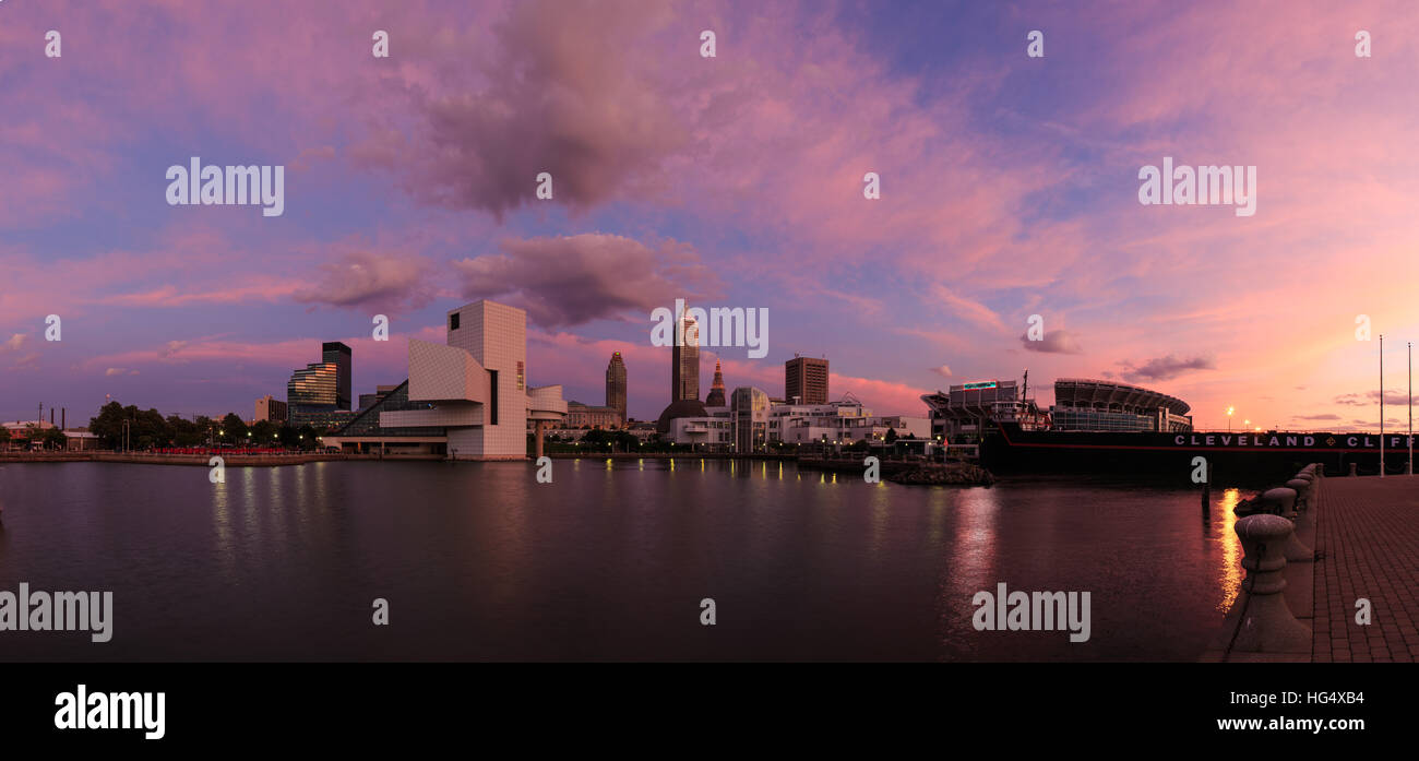 Skyline von Cleveland am Wasser Stockfoto