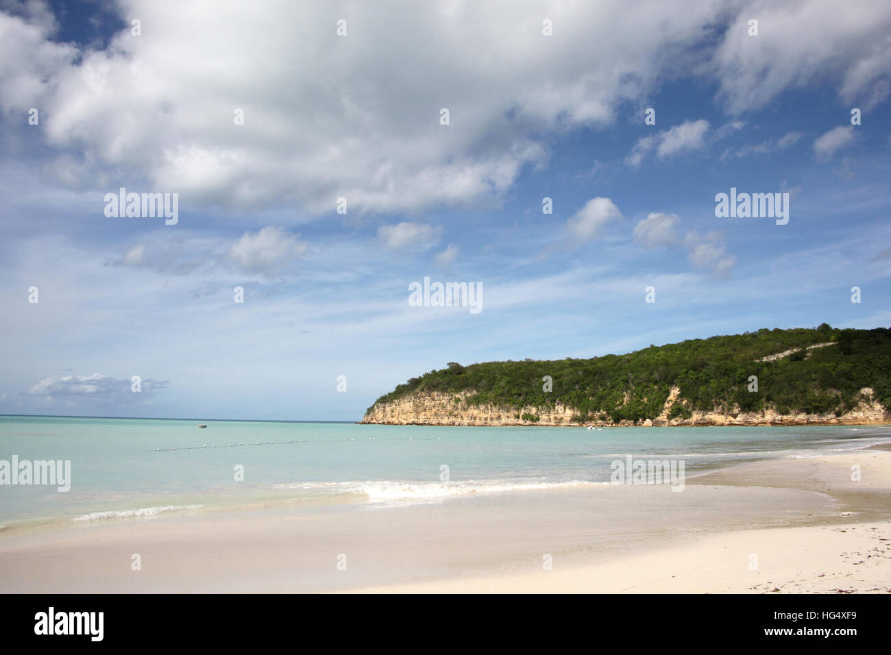 Schöne Landschaft von Runaway Beach in Antigua, mit goldenem Sand, türkisfarbenes Meer & blauer Himmel, Caribbean. Stockfoto