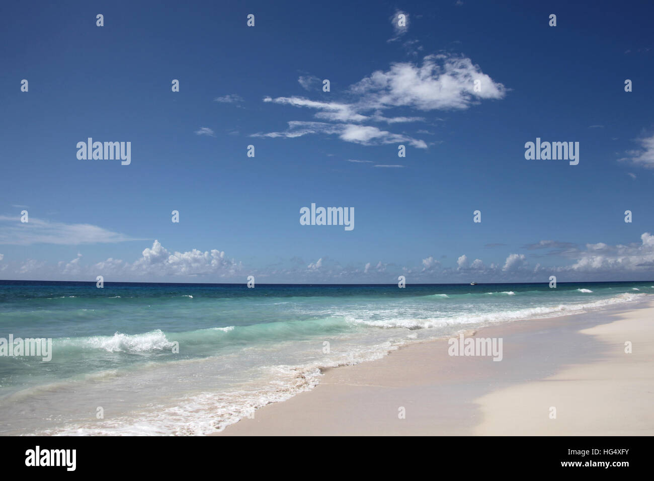 Schöne Zeit N Ort Strand mit blauer Himmel, türkisfarbenes Wasser & weißen Sand, Falmouth, Jamaika, Caribbean. Stockfoto