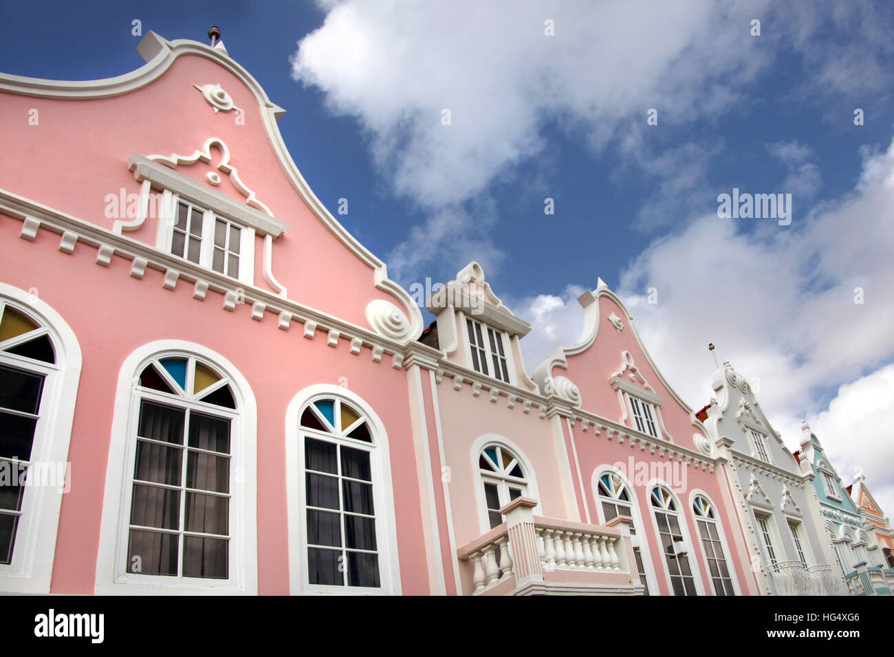 typische-pastell-gemalt-architektur-von-aruba-cura-ao-bonaire