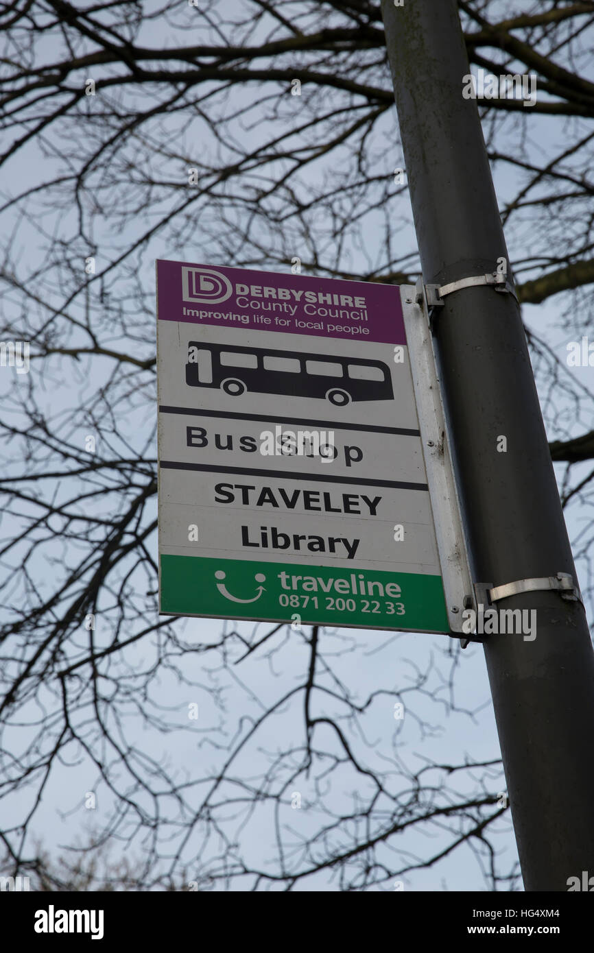 Staveley Bibliothek Bus Stop-Schild Stockfoto