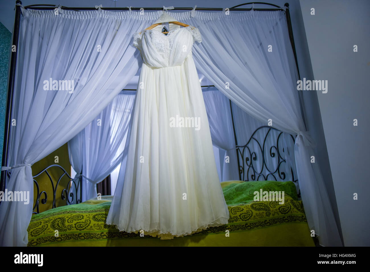 Hochzeitskleid hängen im Haus bei Tageslicht Stockfoto
