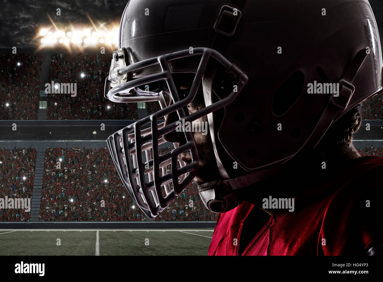 Nahaufnahme eines Fußballspielers mit einer roten Uniform auf einem Stadion. Stockfoto