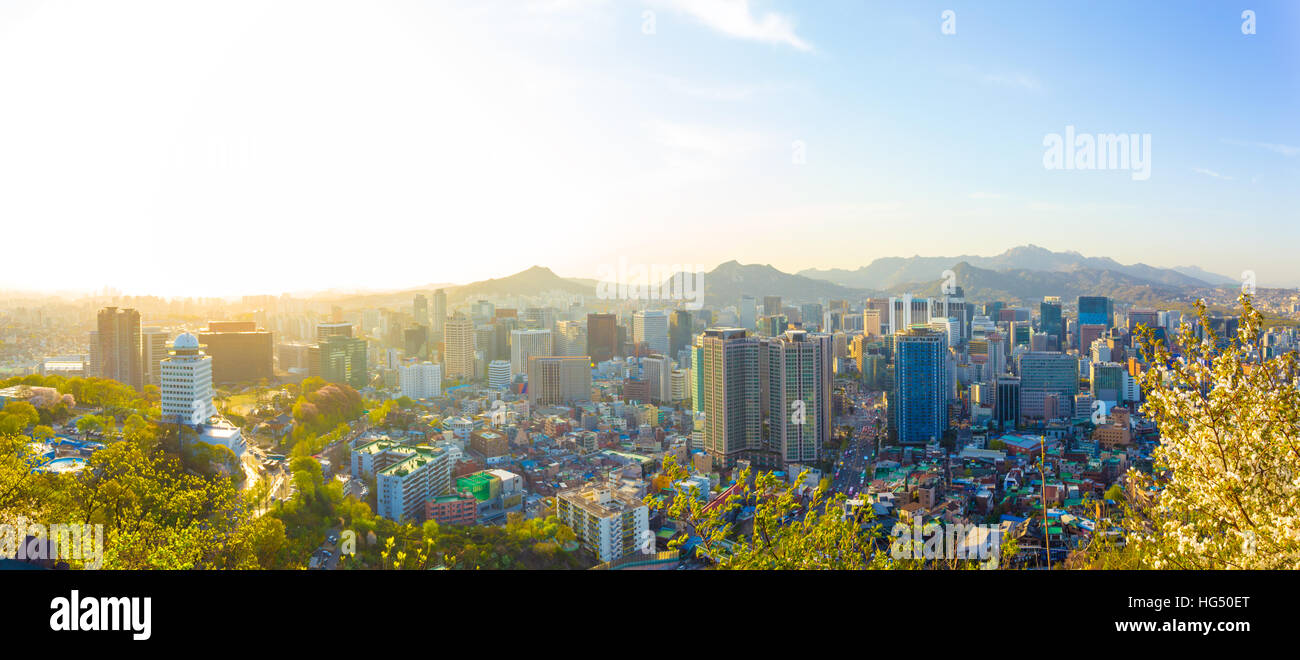 Dramatisch hohe wichtige Hintergrundbeleuchtung hinter Panorama Luftaufnahme der Innenstadt von Seoul Stadtbild mit gewerblich genutzten Gebäuden und Berge Stockfoto