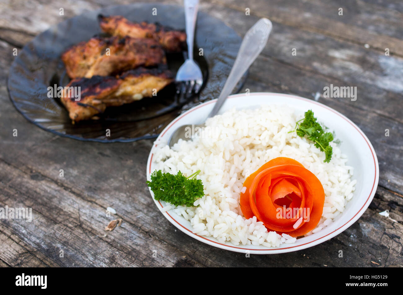 Die Platte mit gekochten Reis auf dem alten Tisch Stockfoto