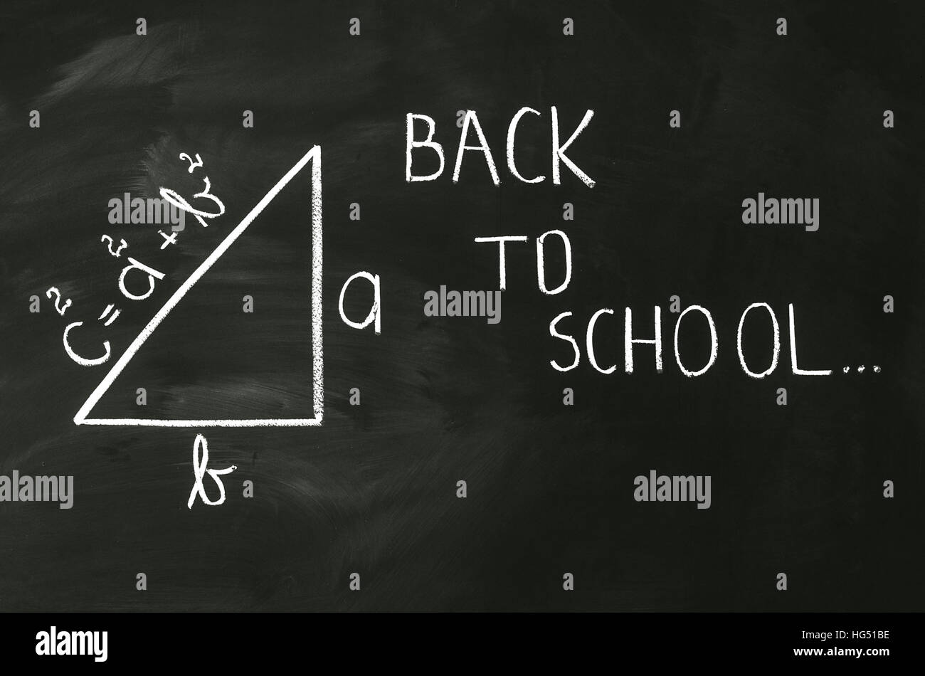 Pythagoras-Formel auf Tafel mit Kreide schreiben Stockfoto