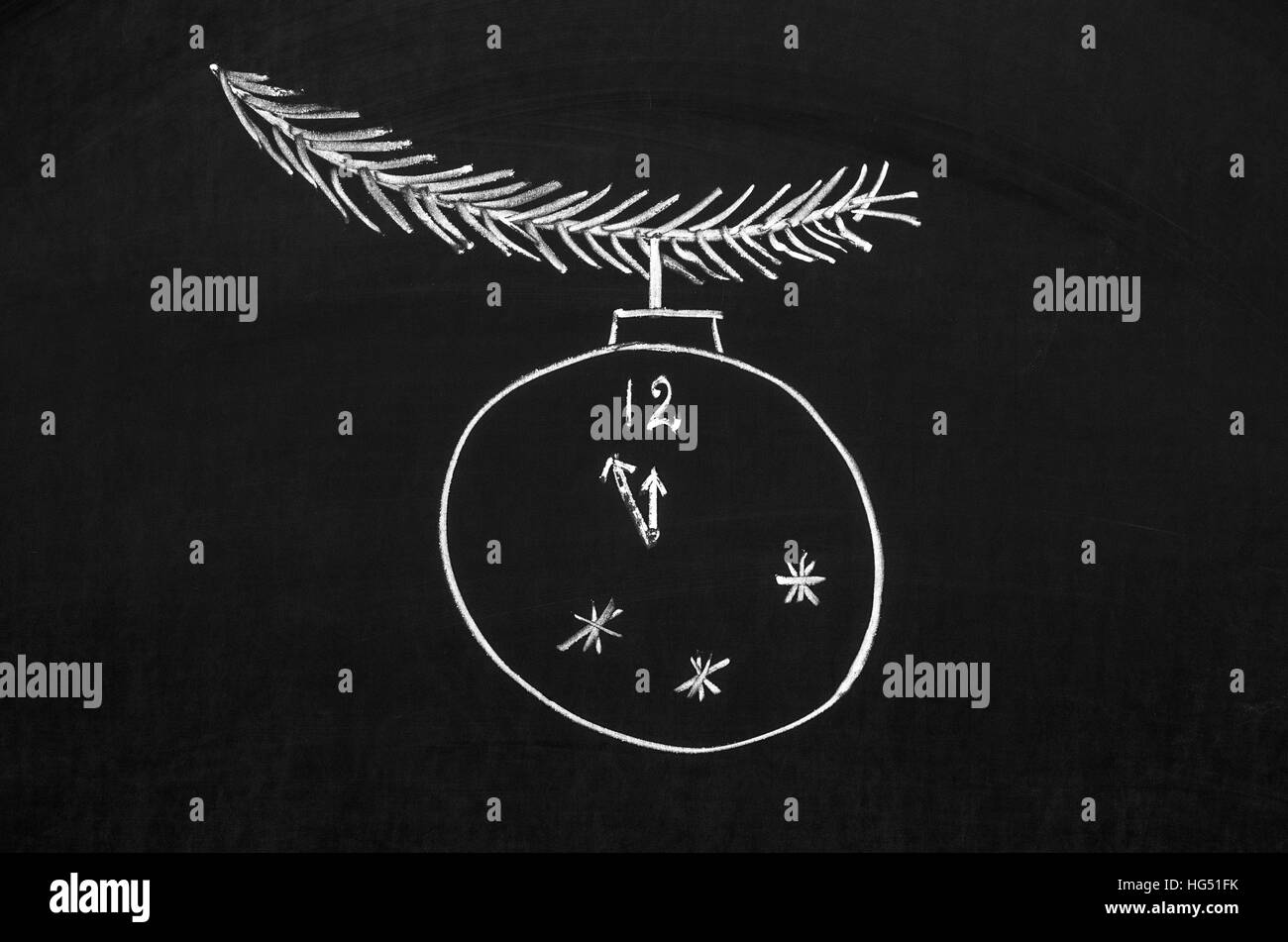 Der Weihnachtsbaum Zweig mit hängenden der Uhr, die fünf Minuten vor zwölf zeigt Stockfoto