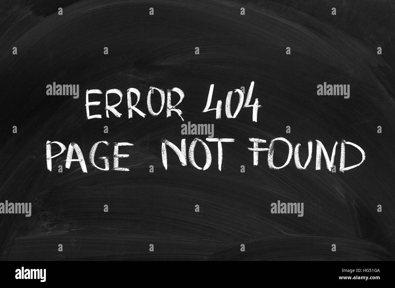 Fehler 404: Seite nicht gefunden auf die Tafel geschrieben Stockfoto