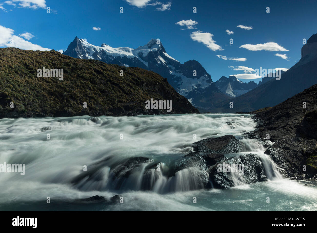 Stromschnellen auf den Rio Paine unter See Nordenskjold.  Cerro Paine Grande Webstühle im Hintergrund mit der Haifischflosse und weißen Thron furt Stockfoto