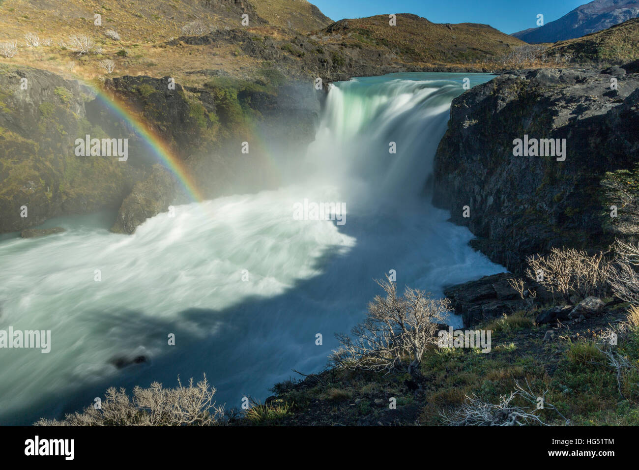 Ein Regenbogen im Nebel der Salto Grande Wasserfall auf dem Rio Paine oder Paine River, im Torres del Paine Nationalpark in Patagonien, Chile.  EIN UNESCO Stockfoto