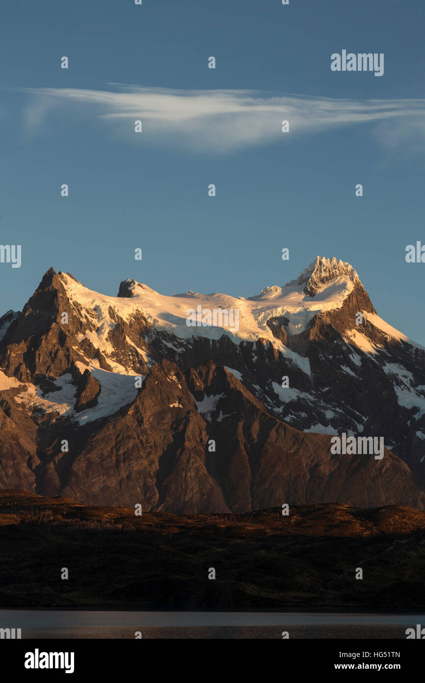 Sonnenaufgang von Cerro Paine Grande Hosteria Pehoe Insel entnommen.  Auf der linken Seite auf dem Berg ist Punta Bariloche, dann die zentralen Gipfel mit dem Mai Stockfoto