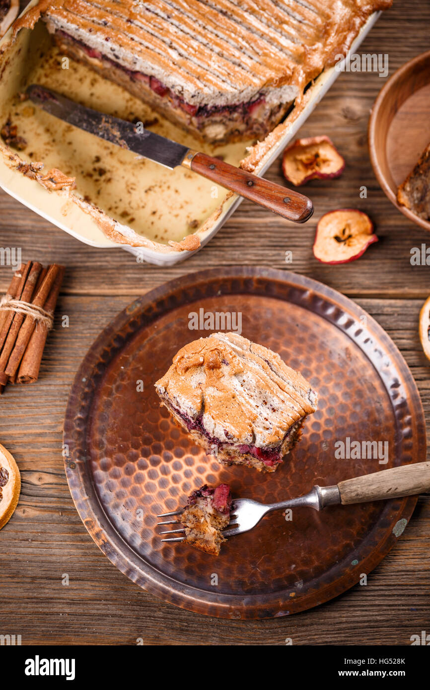 Selbstgebackenes Brotpudding auf einem rustikalen Tisch Stockfotografie ...