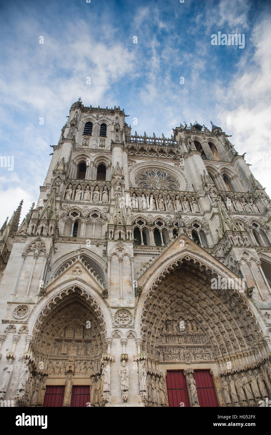 Fassade von Amiens Kathedrale, Frosch-Perspektive Stockfoto