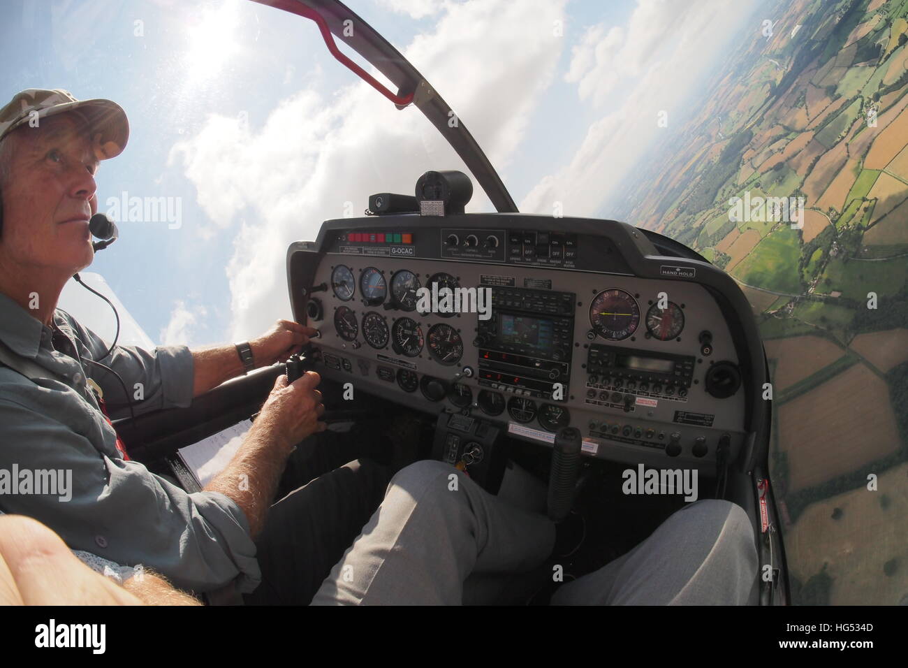 Blick vom Cockpit des Piloten fliegen einem Kleinflugzeug über Gloucestershire UK Stockfoto