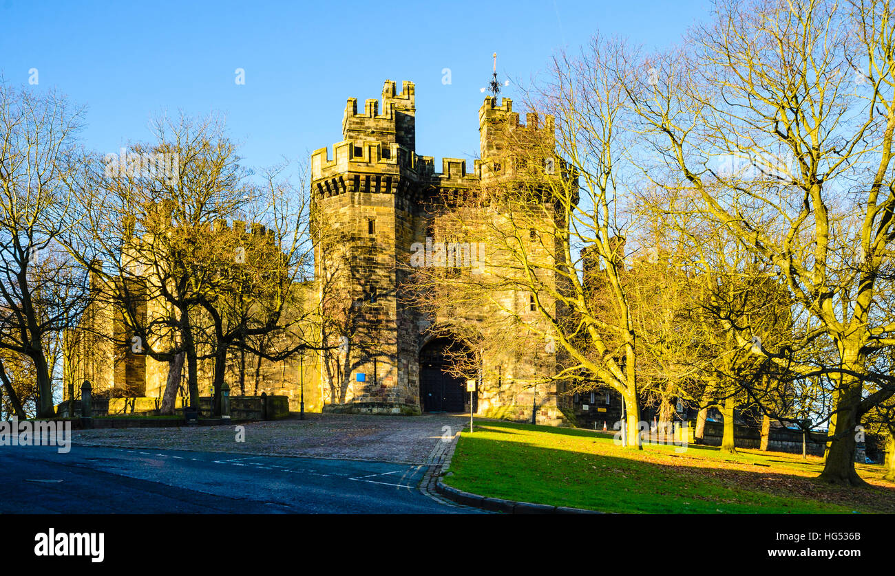 Lancaster Castle mit John O'Gaunt Tor in der Mitte Stockfoto