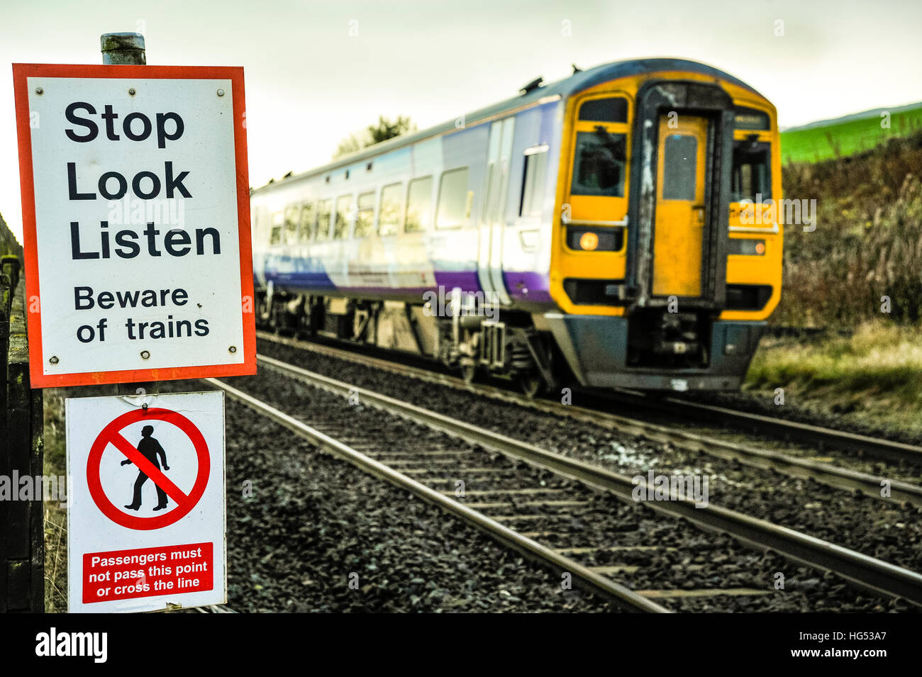 Zug und Warnung anmelden begleichen Carlisle Railway in Horton in Ribblesdale North Yorkshire Stockfoto