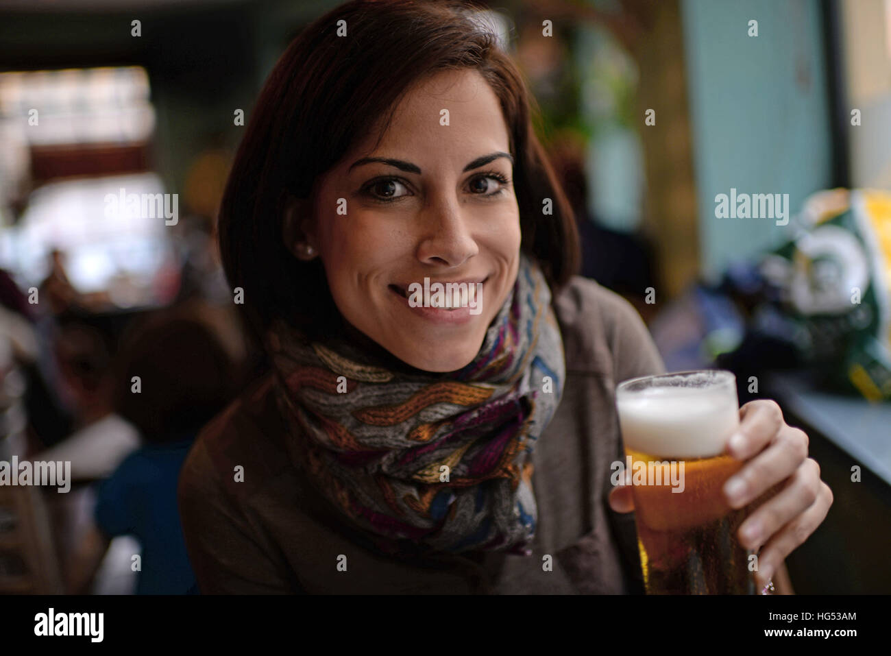 Portrait von junge attraktive Frau in einem Café ein Bier trinken Stockfoto