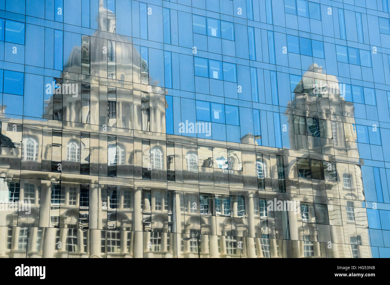 Reflexion des Port of Liverpool Building, eines der "drei Grazien" bei Liverpools berühmten Pier Head Stockfoto