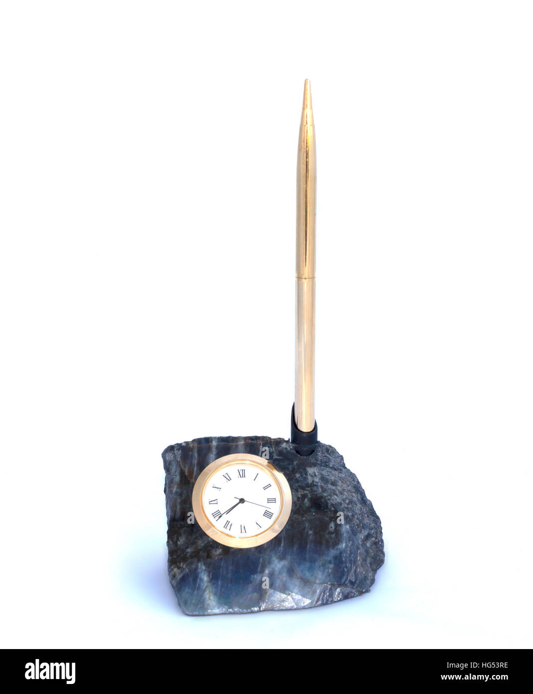 Büro-Set Tisch - Stein mit Uhr und Stift auf weißem Hintergrund stehen Stockfoto