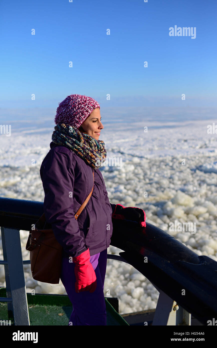 Junge Frau genießen Eisbrecher Sampo cruise, einen authentische finnische Eisbrecher verwandelte sich in touristischen Attraktion in Kemi, Lappland Stockfoto