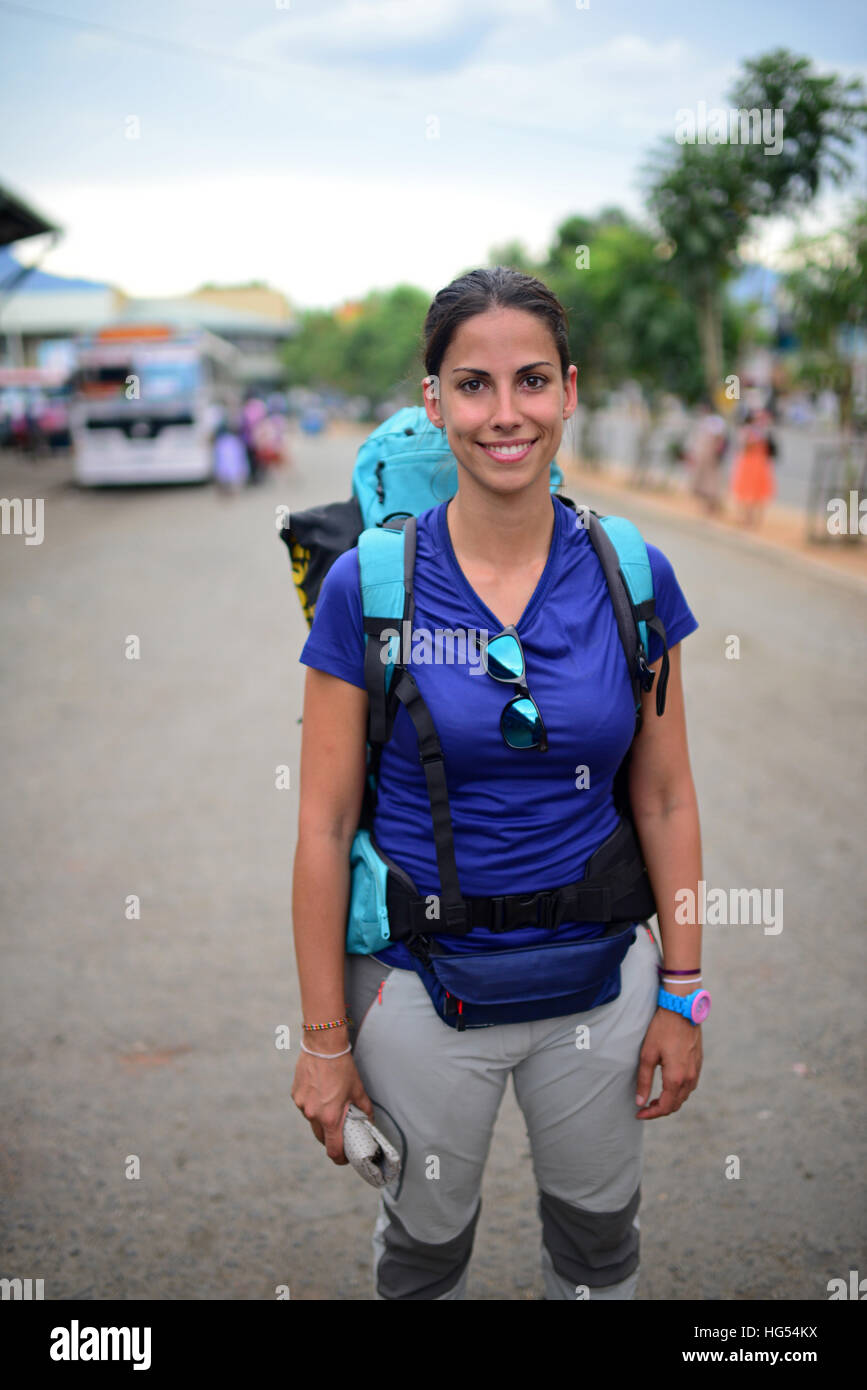 Junge attraktive weibliche Backpacker Wellawaya Bus station, Sri Lanka Stockfoto