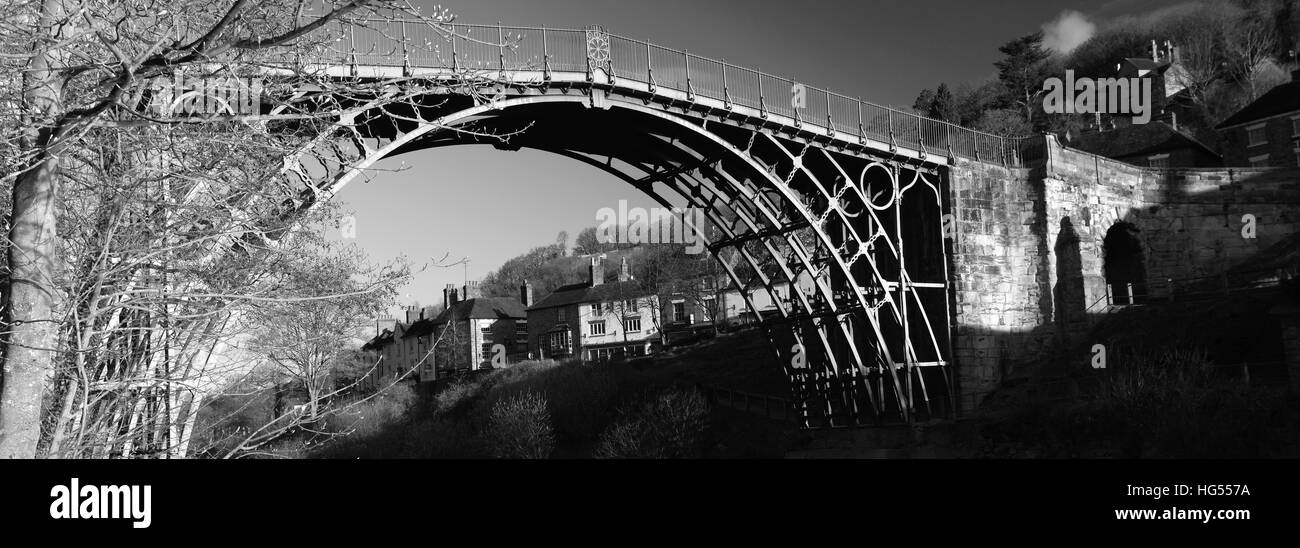 Die erste Besetzung Eisen Brücke in der Welt, Überquerung des Flusses Severn, Coalbrookdale, Ironbridge Stadt, Grafschaft Shropshire, England, Stockfoto