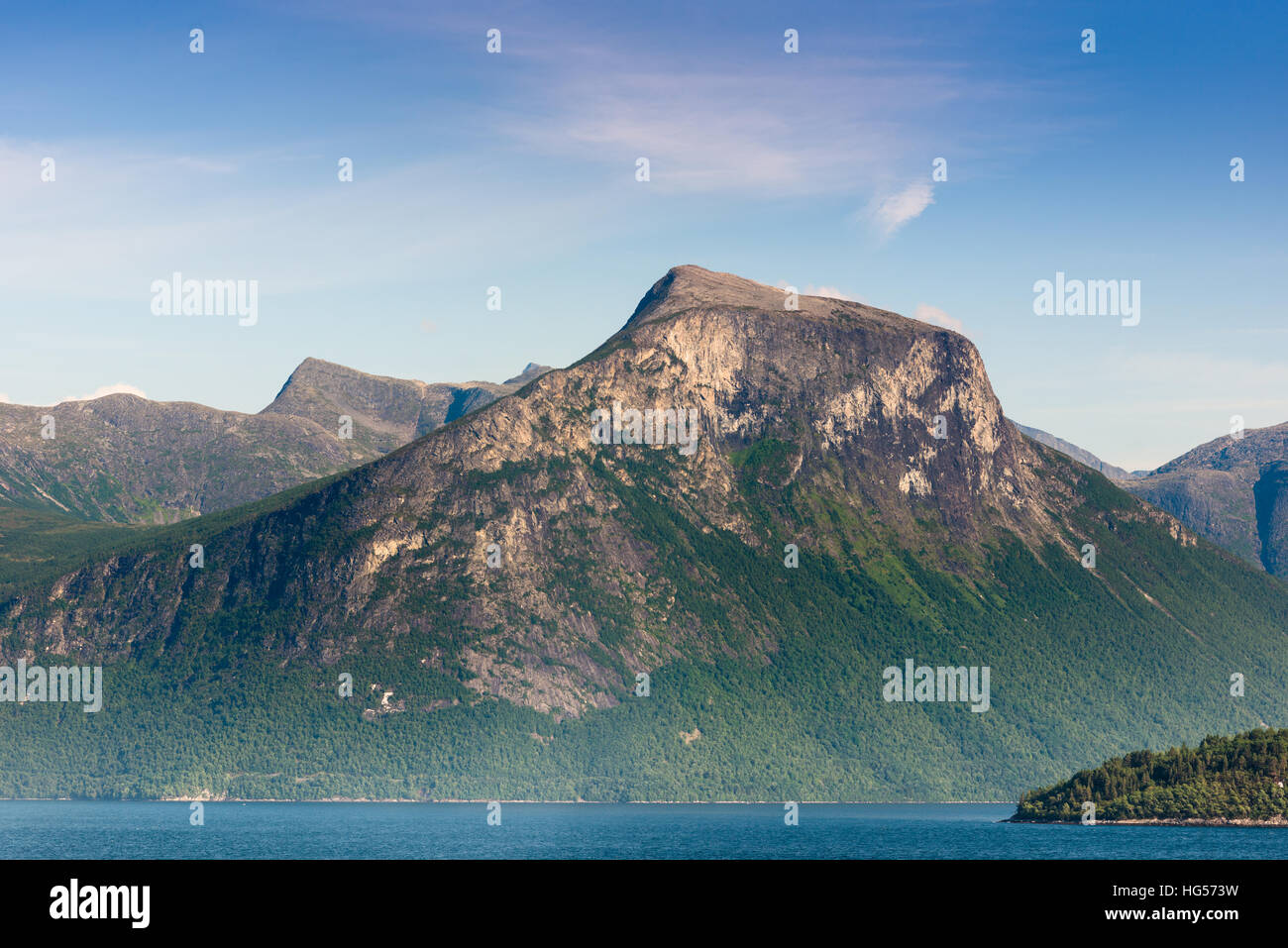 Panoramablick über Oldevatnet See in der Nähe von Olden aus Nordfjord, Norwegen. Stockfoto