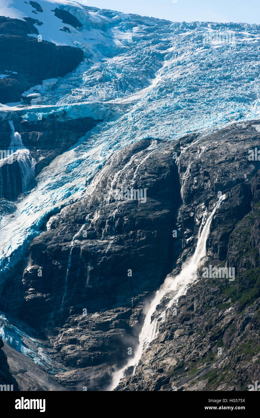 Briksdal Gletscher ist Teil des Feldes Jostedal Gletscher Eis. Norwegen. Stockfoto