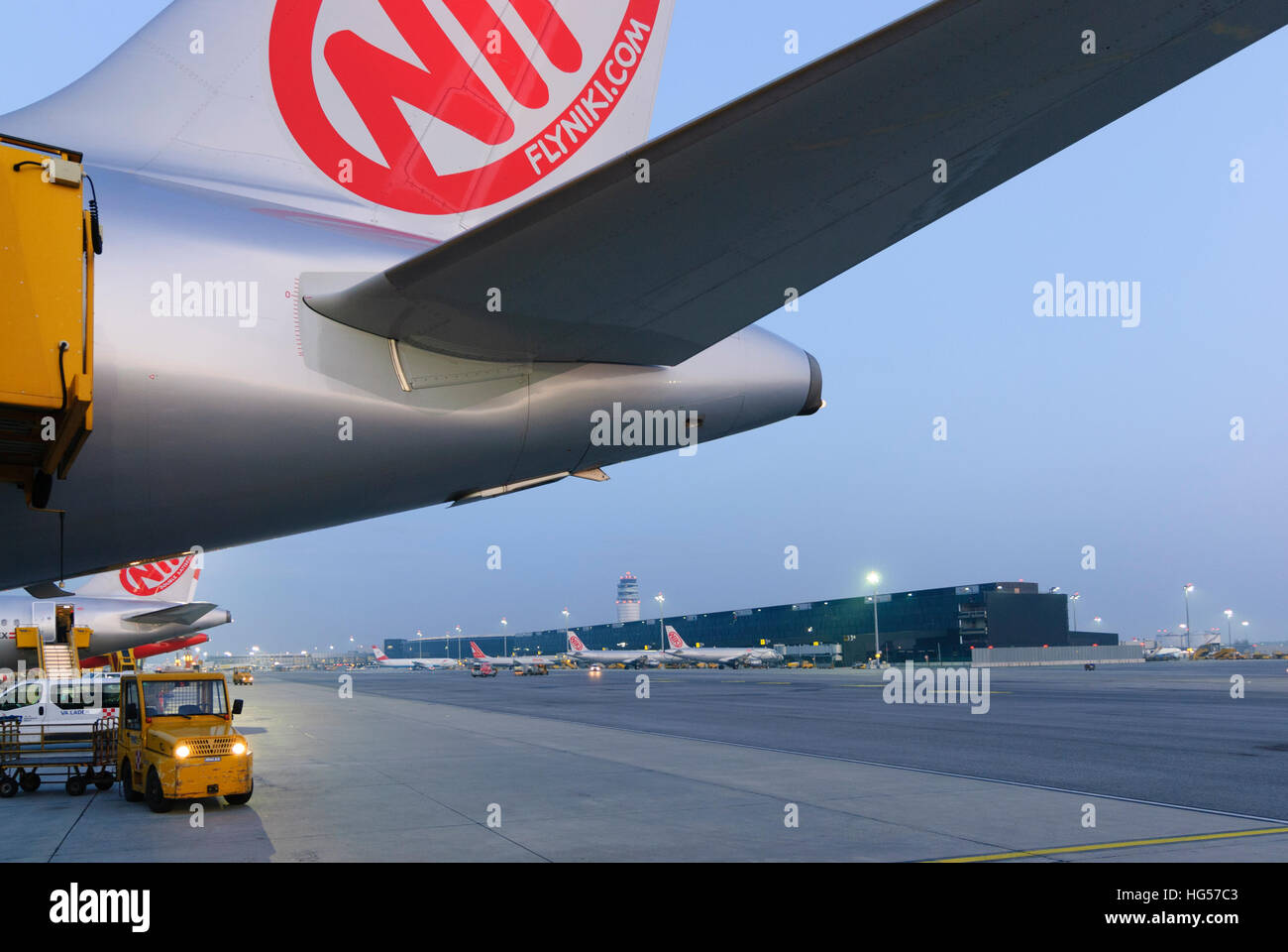 Schwechat: Flugzeug der Fluggesellschaft Niki am Flughafen Wien, Donau, Niederösterreich, Niederösterreich, Österreich Stockfoto