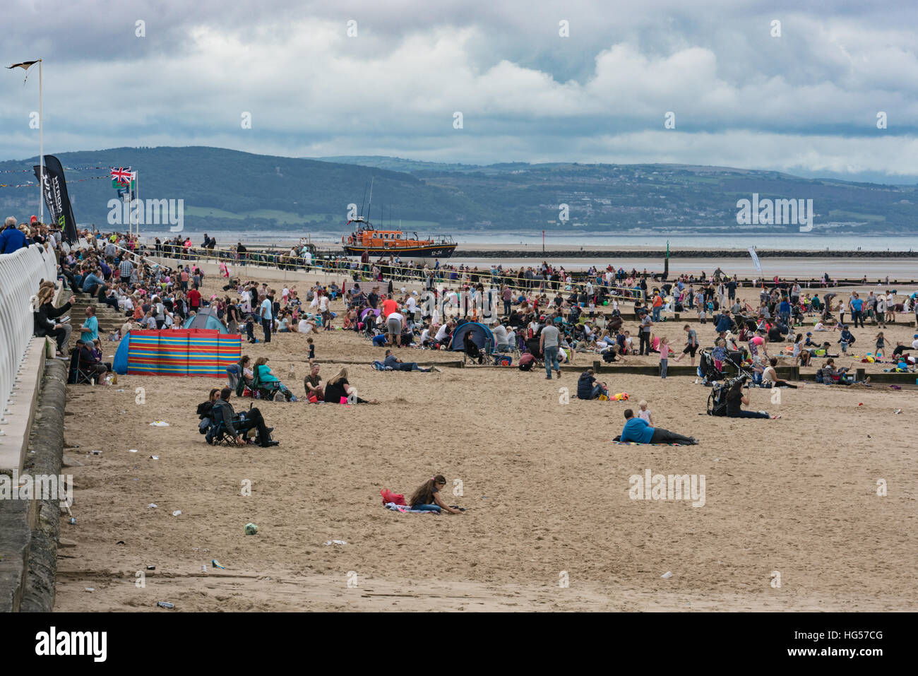Menschenmassen am Strand von Rhyl Air Show 2016 Stockfoto