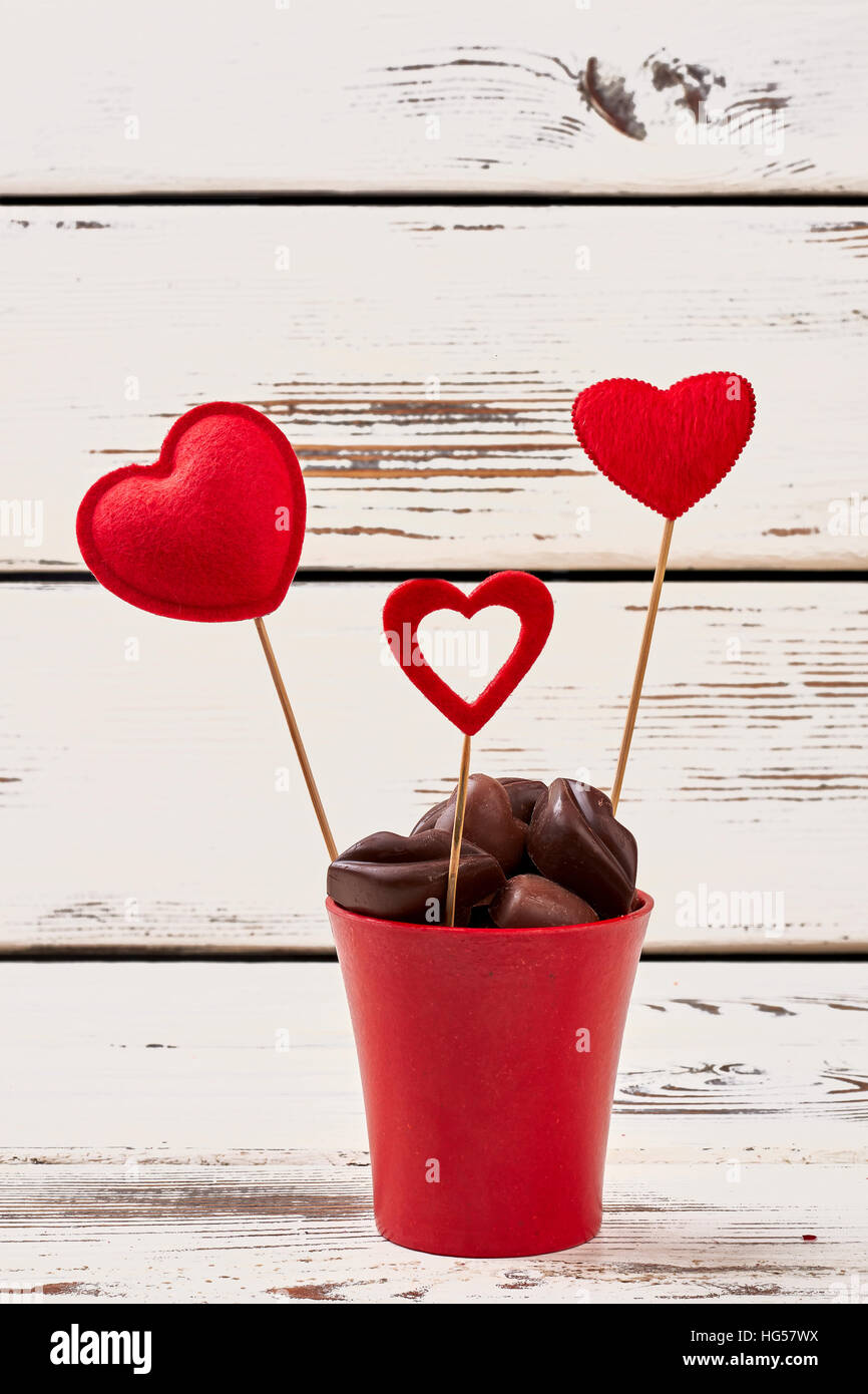 Schokolade und roten Herzen. Stockfoto