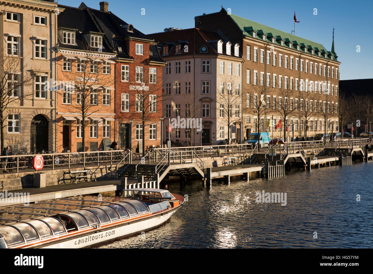 Dänemark, Kopenhagen, Ved Stranden elektrische Tour Kanalboot vertäut unter Canalside Eigenschaften Stockfoto