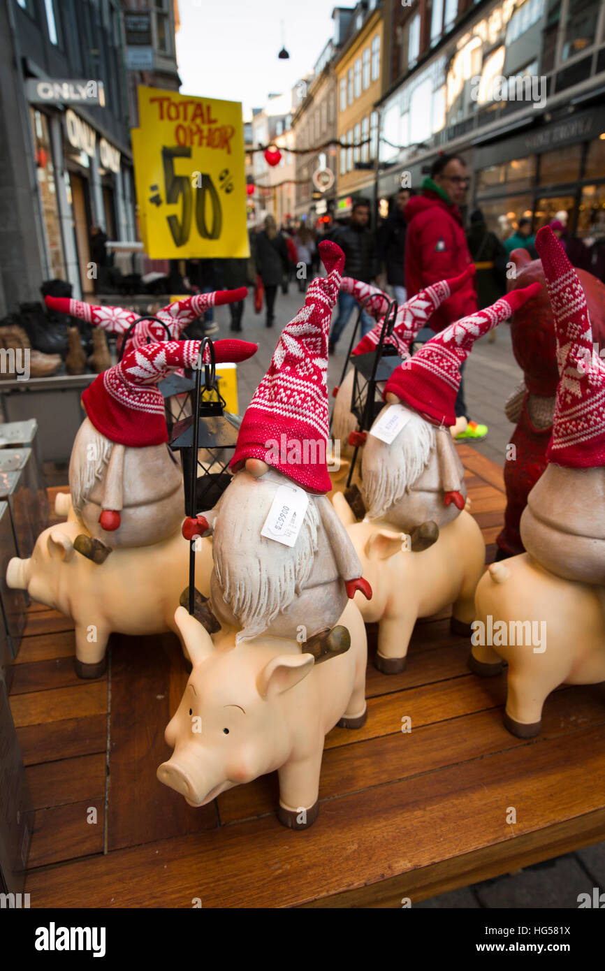 Dänemark, Kopenhagen, Strøget, Weihnachten Schaufenster der Trolle Reiten Schweine Stockfoto