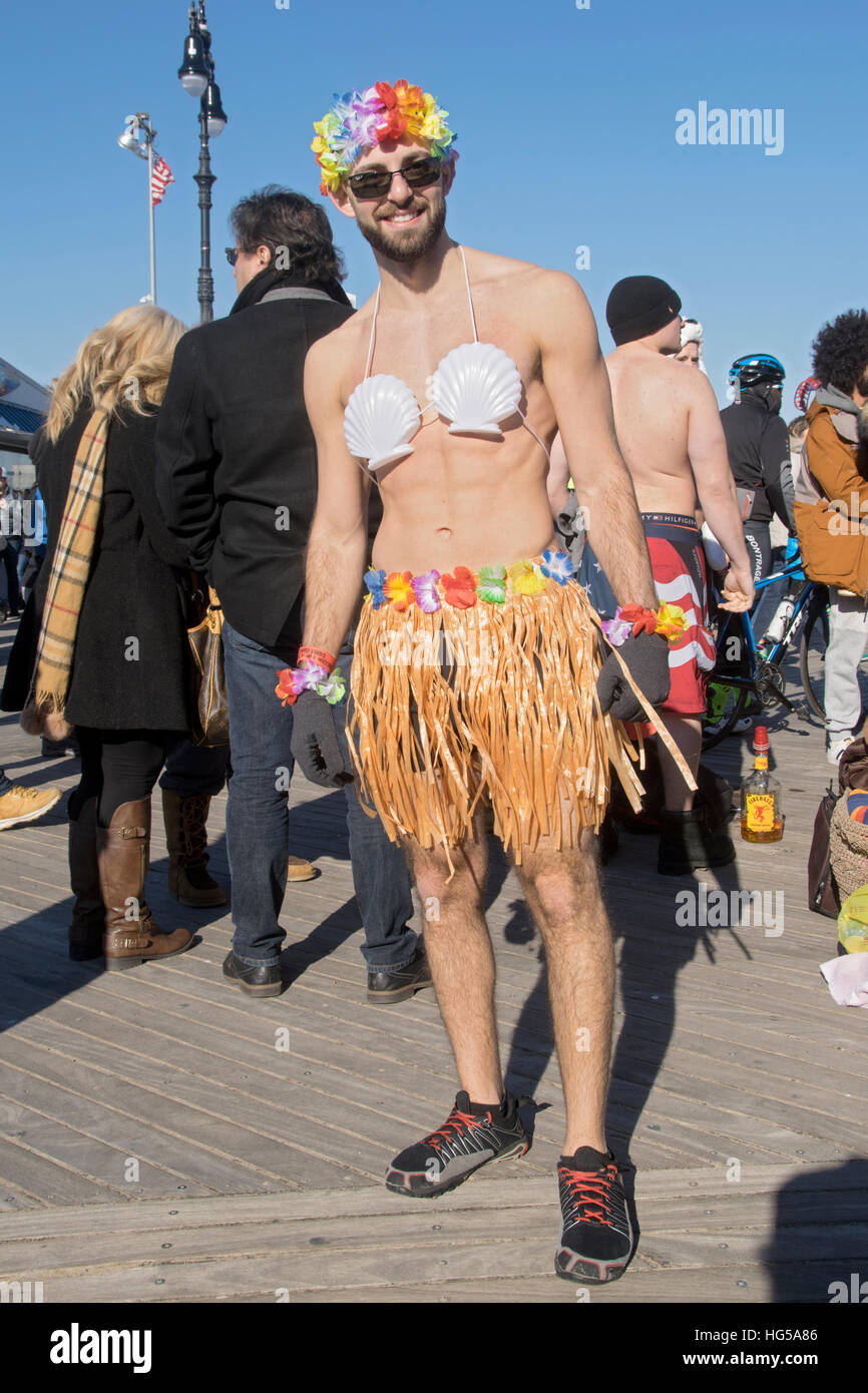Ein exzentrischer New York Mann in einem Bikini & Hula Rock in Coney Island für das jährliche Polar Bear Club schwimmen. In Brooklyn, New York Stockfoto