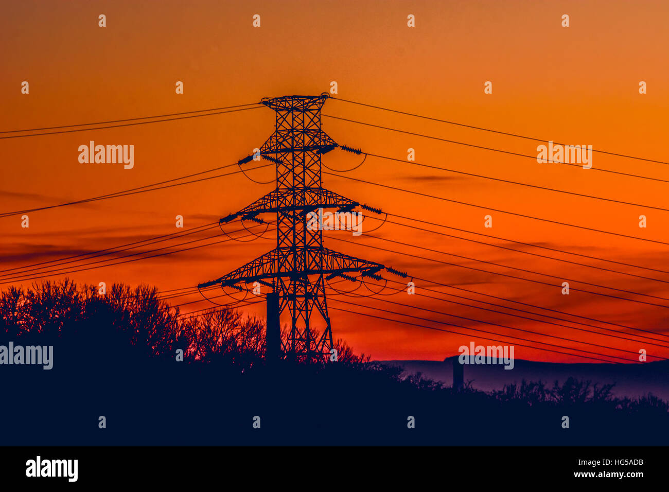 Elektrische Pol mit elektrischen Leitungen Stockfoto